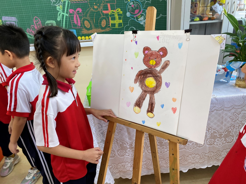 Children painting on a white board

Description automatically generated with low confidence