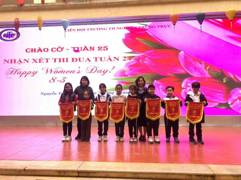 A group of children holding banners

Description automatically generated