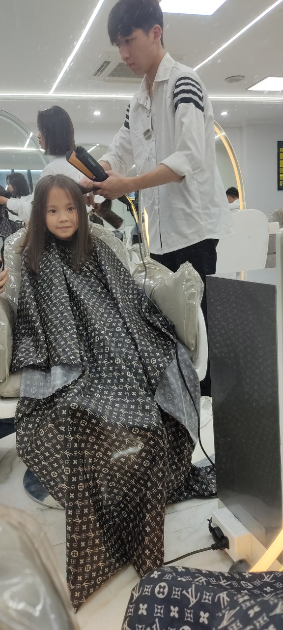 A child getting a haircut

Description automatically generated